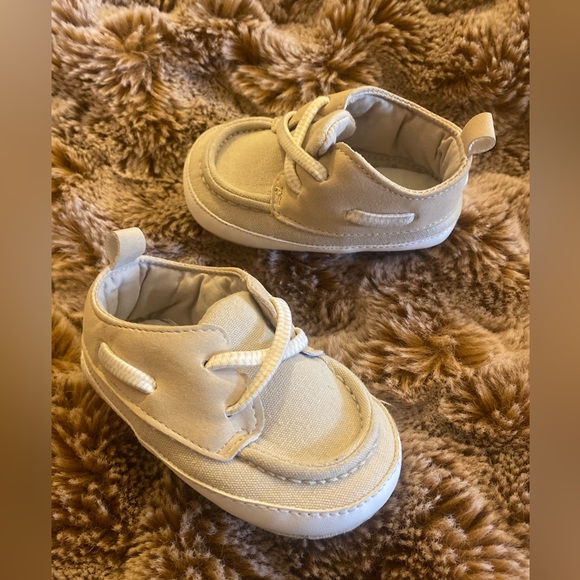 Boys Carter’s beige slip on loafers in 6-9 months - Picture 2 of 4